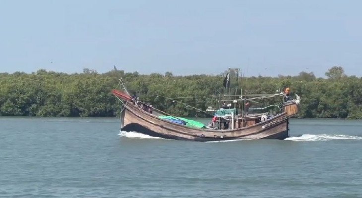নৌকাসহ বাংলাদেশি ১২ জেলেকে ধরে নিয়ে গেল আরাকান আর্মি